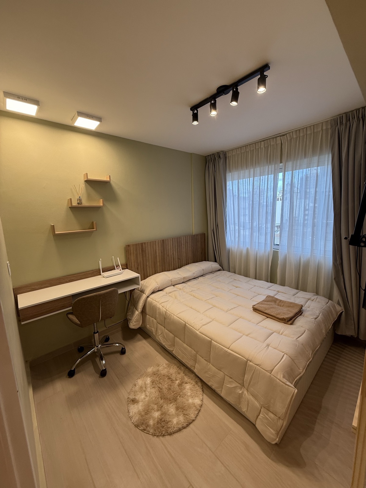 Dormitorio con divisor de listones — Monoambiente 20m² Córdoba Centro