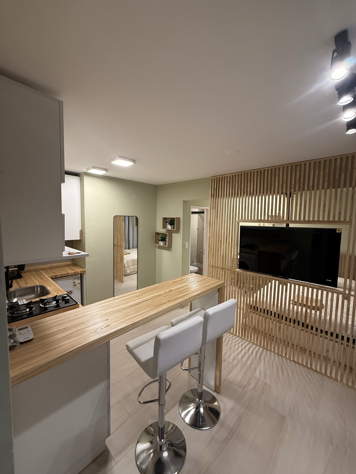 Cocina con barra y zona de estar — Monoambiente 20m² Córdoba Centro